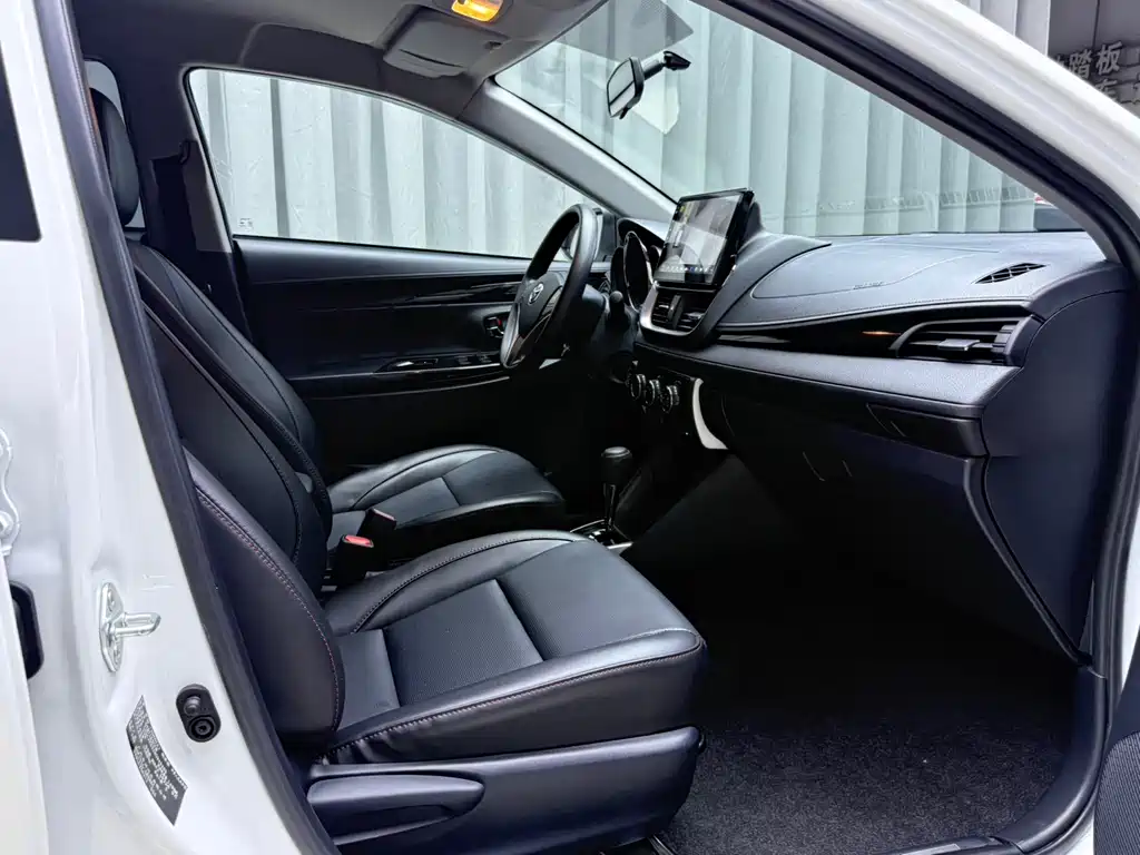 Toyota Yaris L 2022 — фото 18