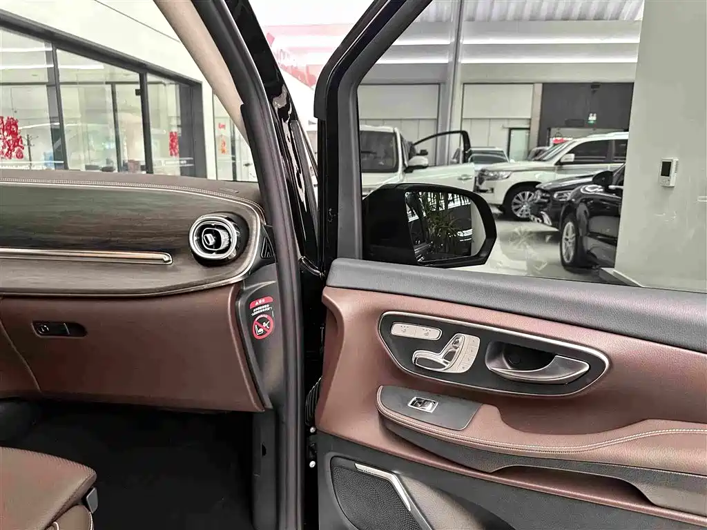 Mercedes-Benz V-Class 2025 — фото 28