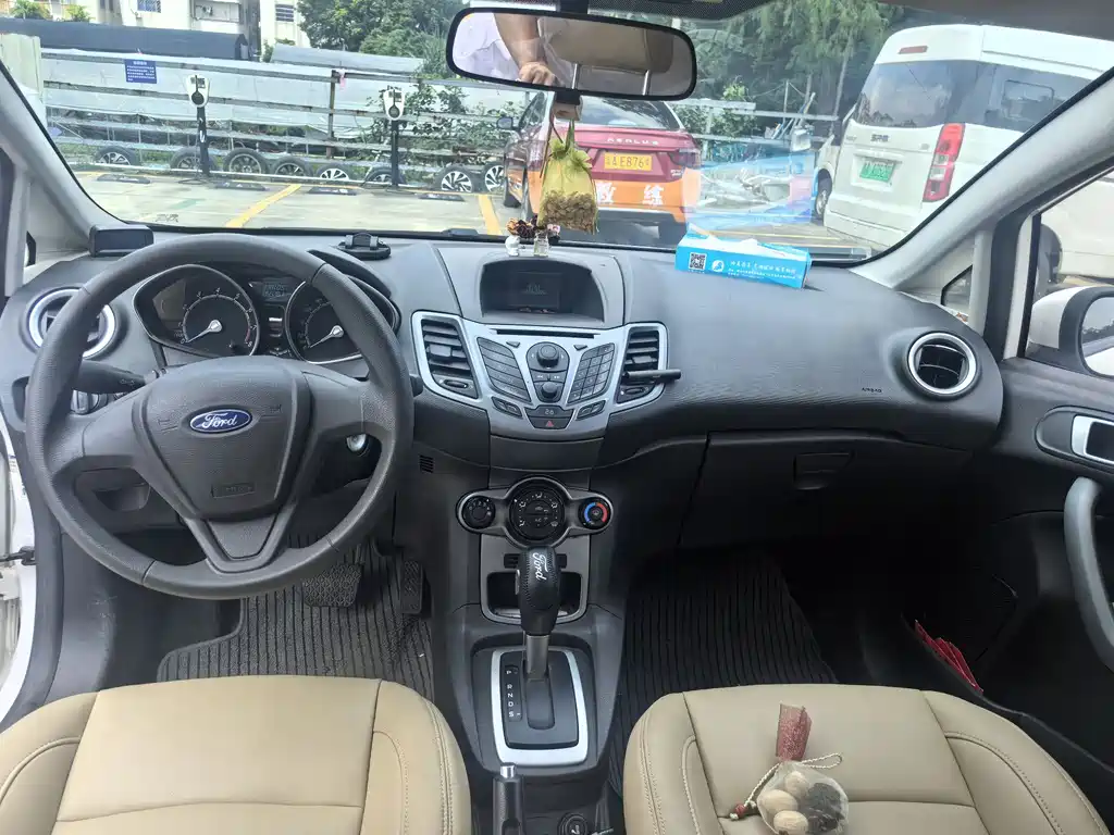 Ford Fiesta 2015 — фото 12
