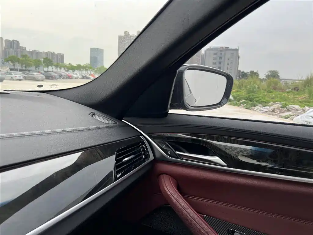 BMW 5 Series 2018 — фото 12