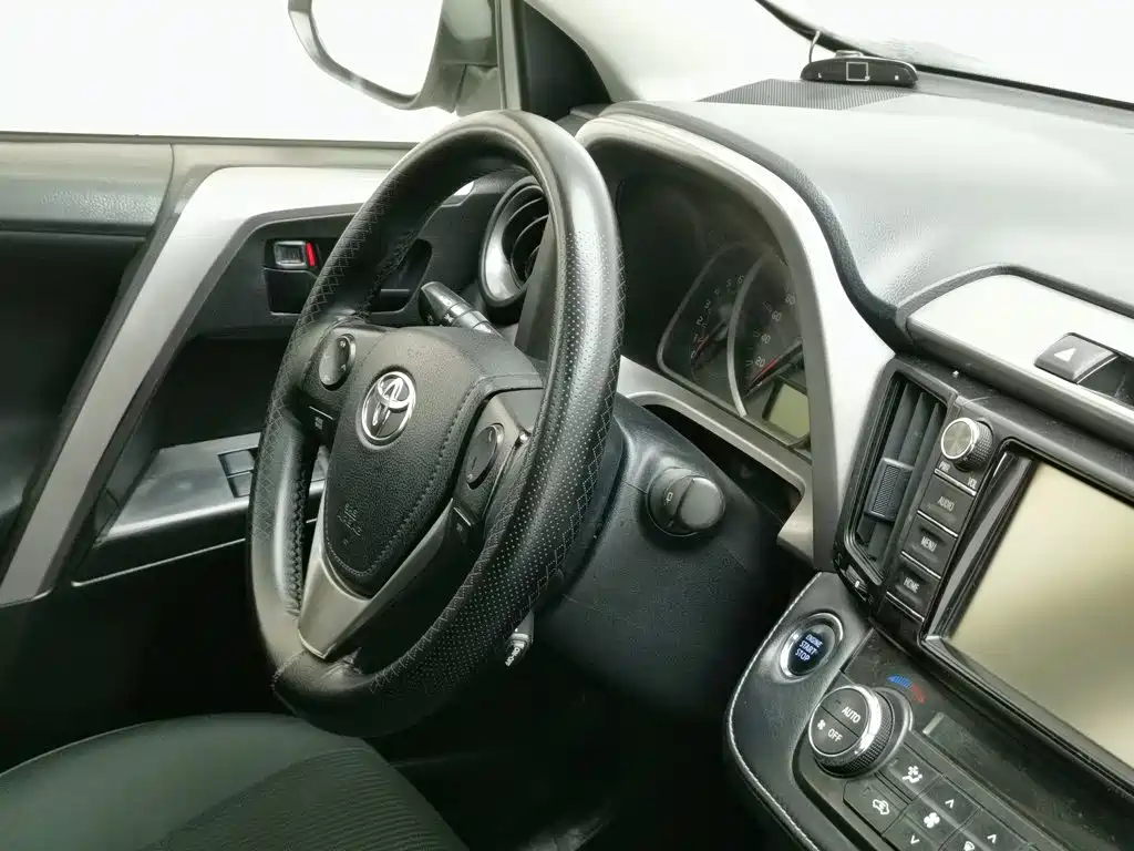 Toyota RAV4 2018 — фото 22