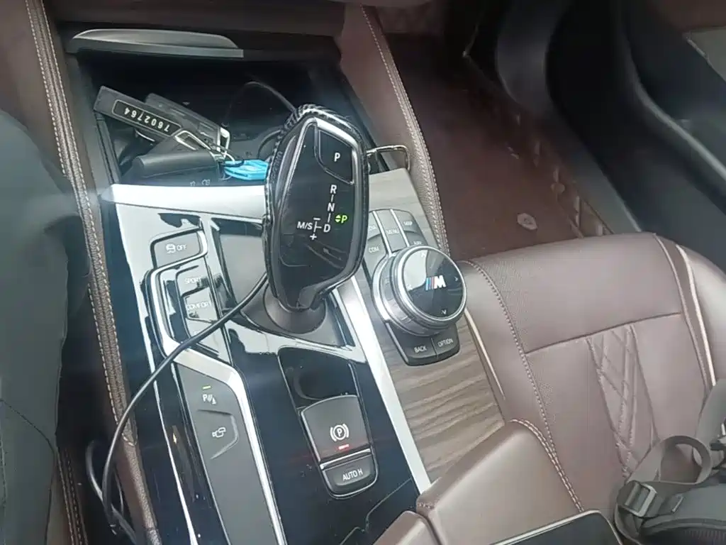 BMW 5 Series 2019 — фото 10