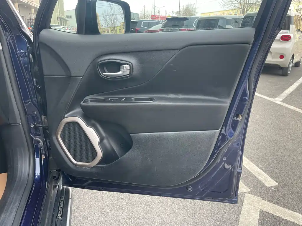 Jeep Renegade 2018 — фото 20