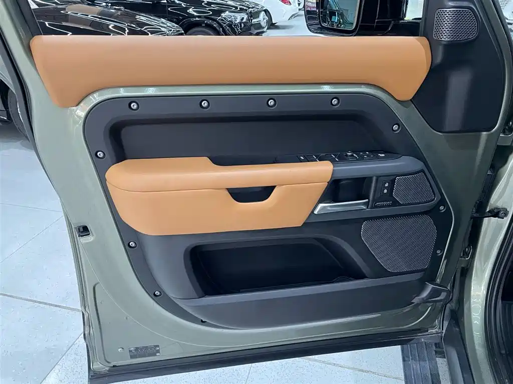 Land Rover Defender 2021 — фото 10
