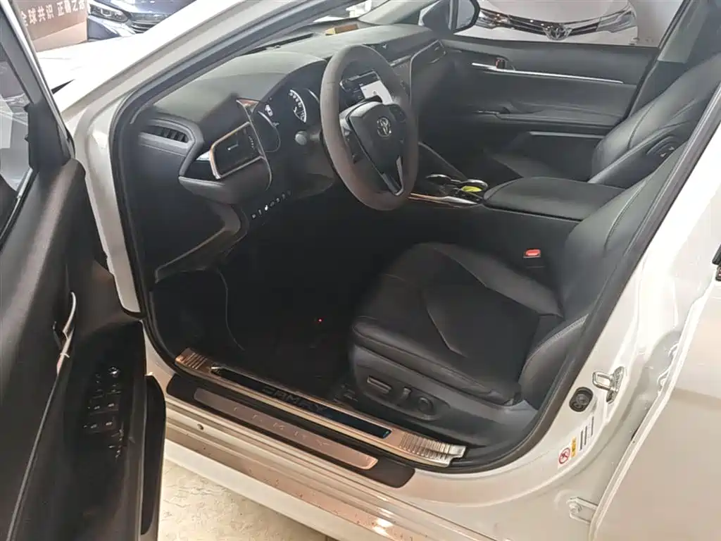 Toyota Camry 2019 — фото 16