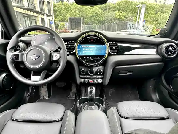 MINI MINI 2023