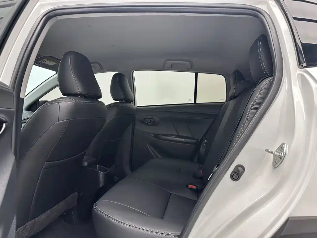 Toyota Yaris L 2022 — фото 6