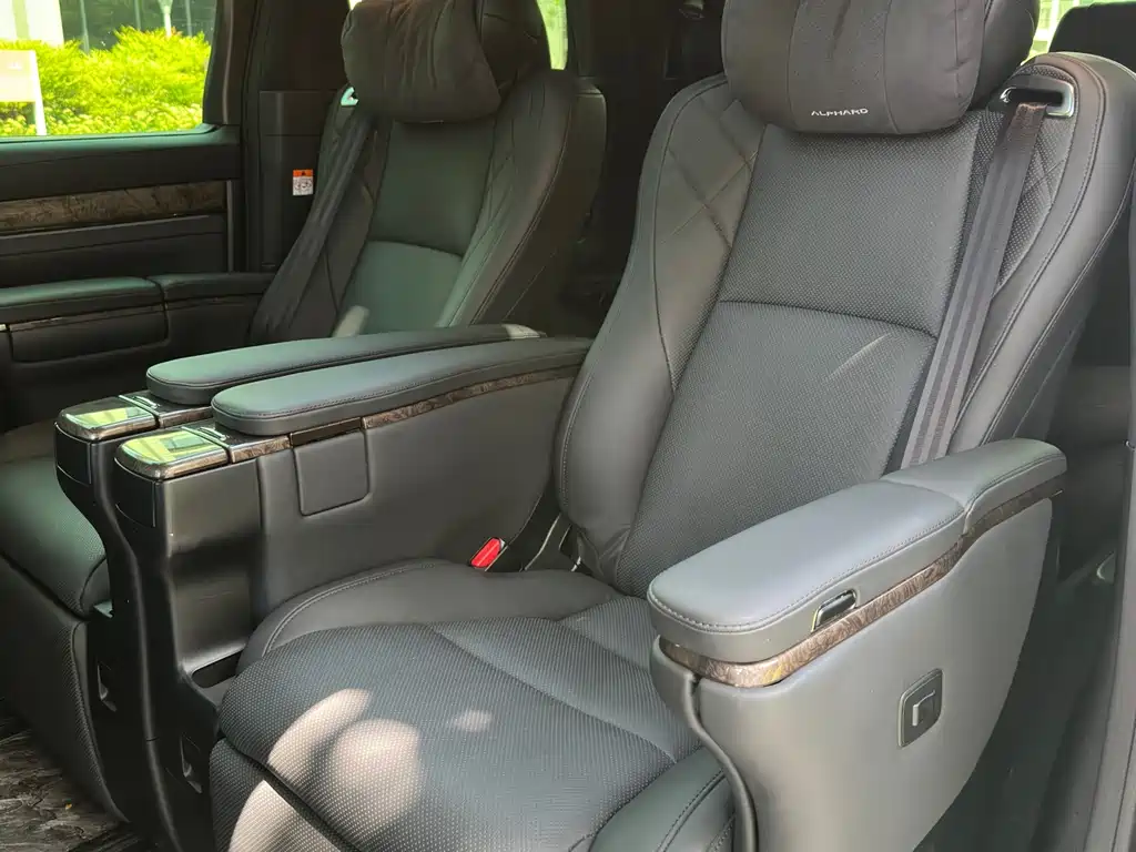 Toyota Alphard 2023 — фото 16