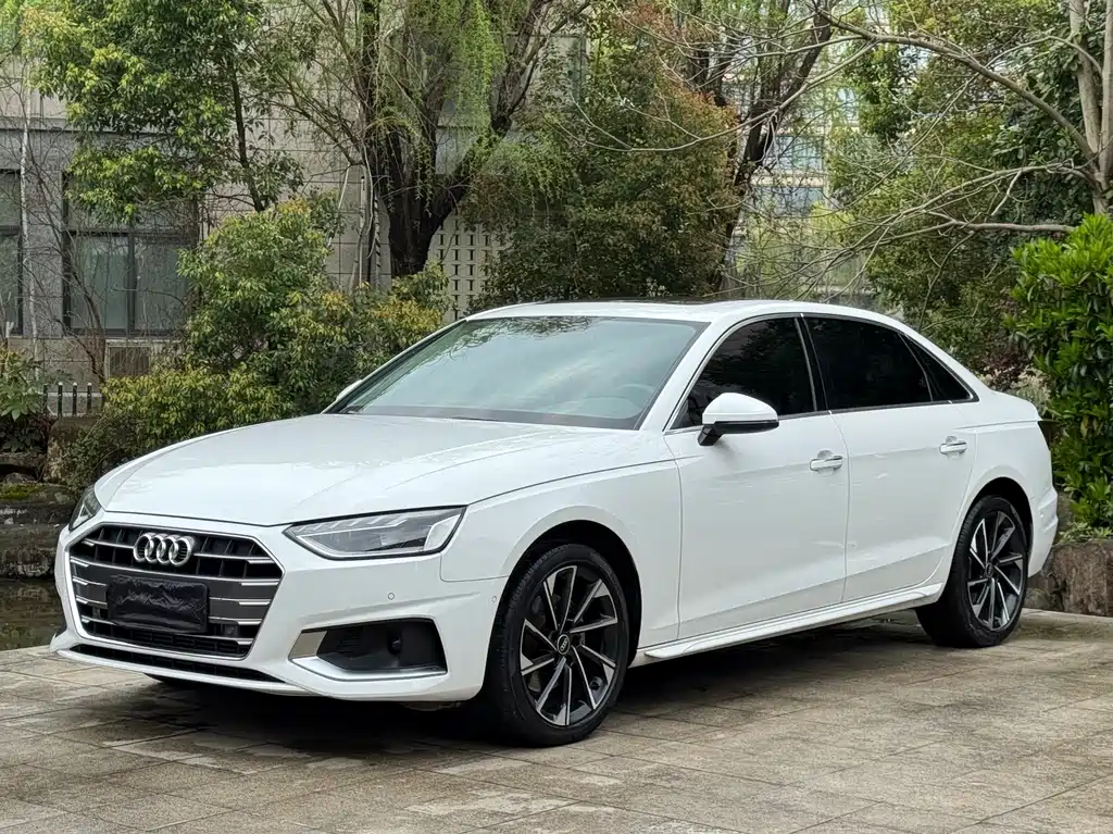Audi A4L 2022 — фото 1