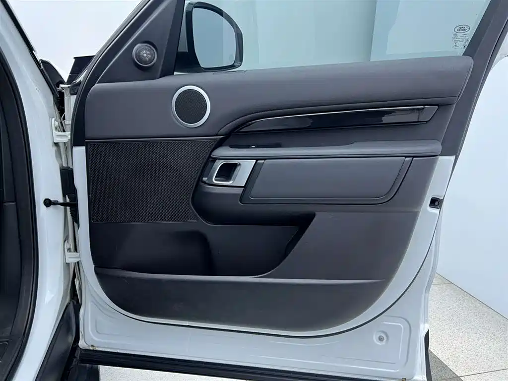 Land Rover Discovery 2018 — фото 31