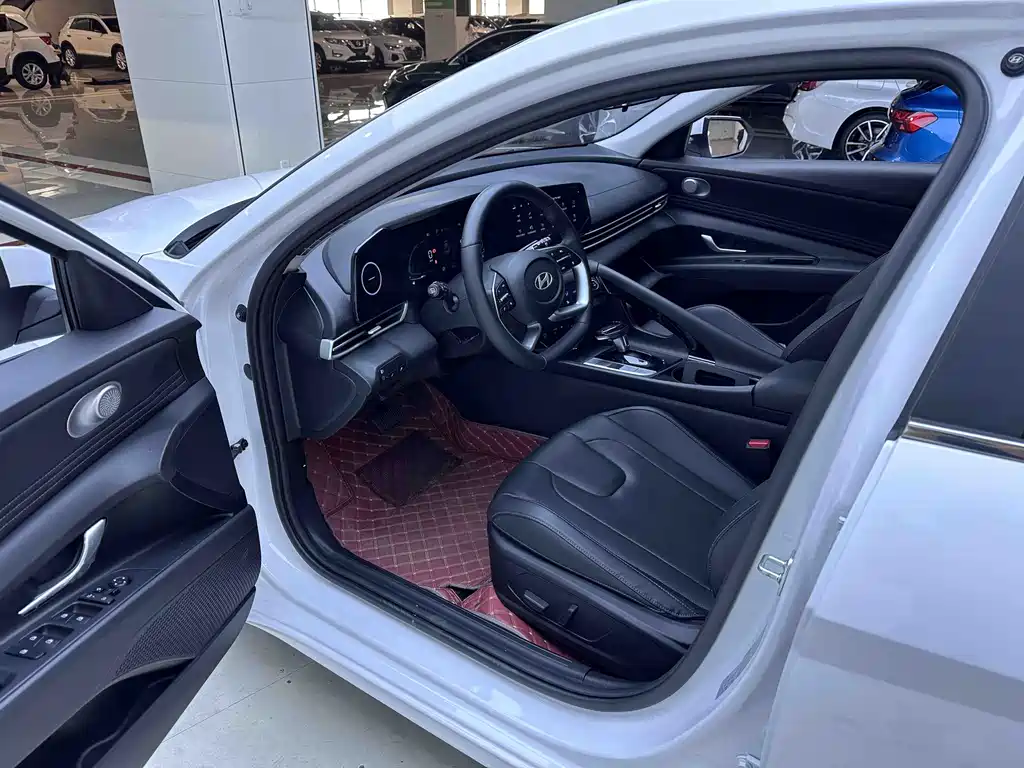 Hyundai Elantra 2023 — фото 11