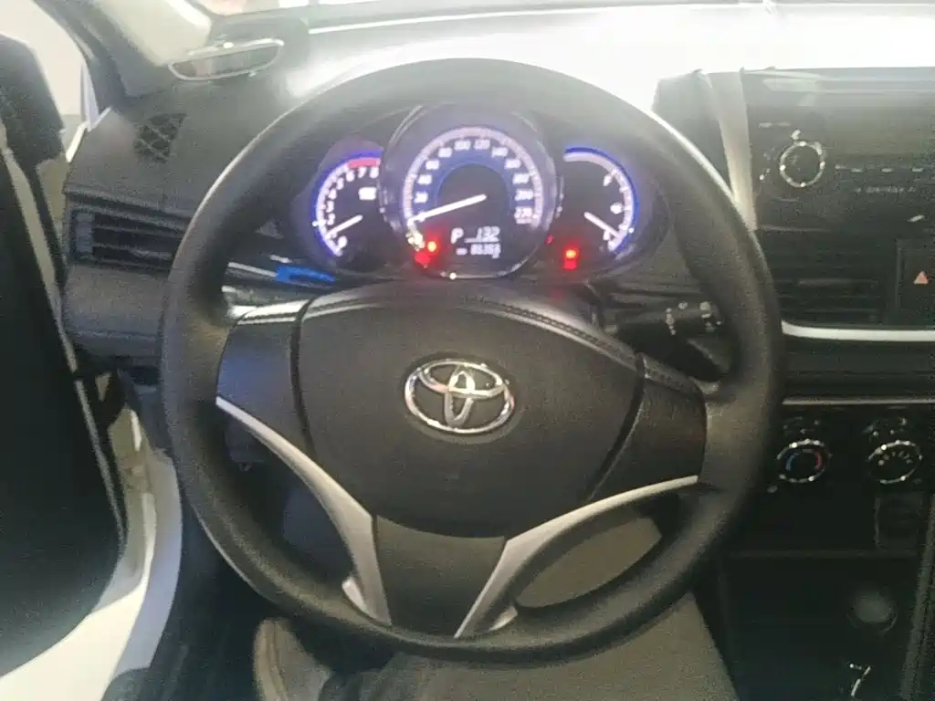 Toyota Yaris L 2016 — фото 11