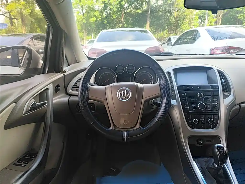 Buick Excelle 2015 — фото 11