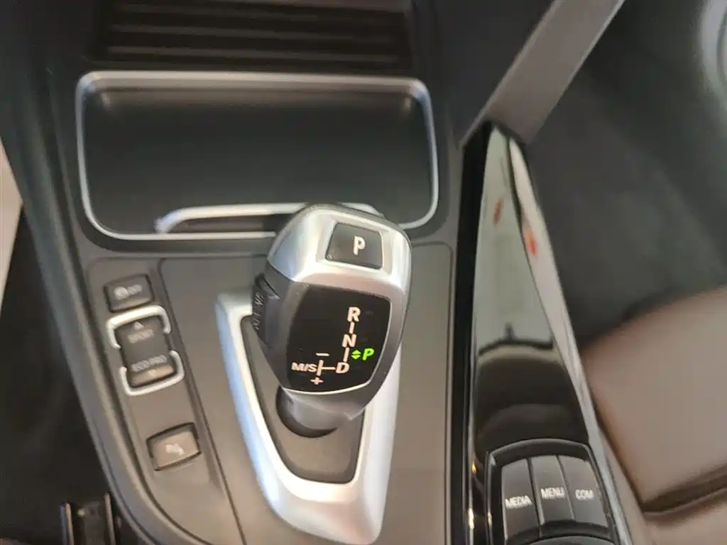 BMW 3 Series 2018 — фото 14