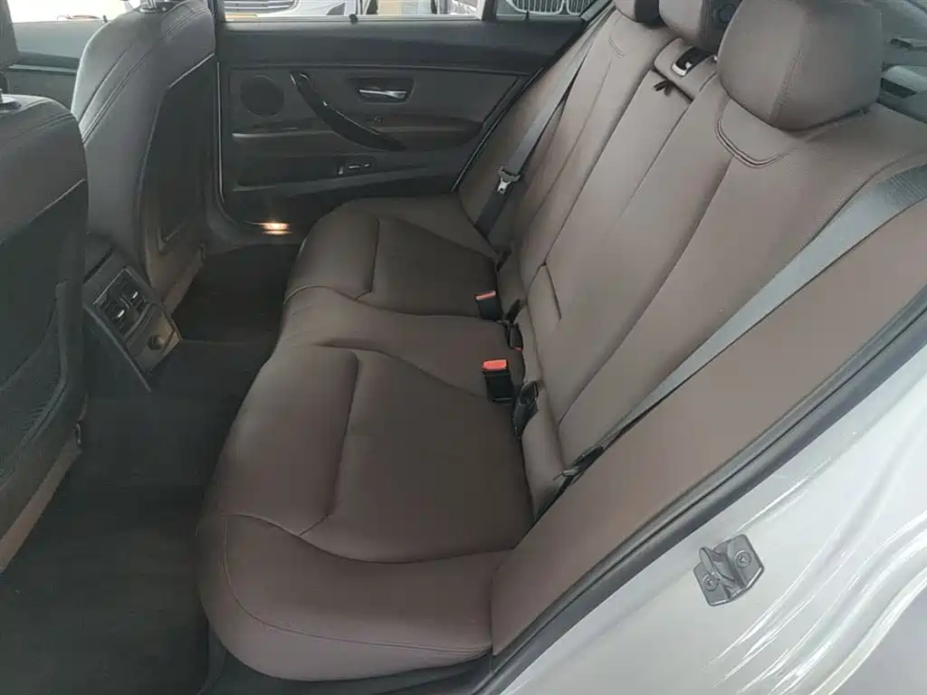 BMW 3 Series 2018 — фото 17