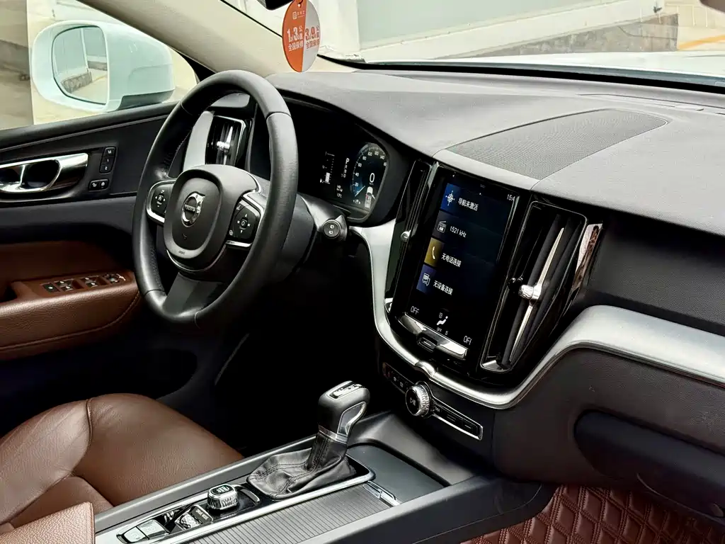 Volvo XC60 2019 — фото 21