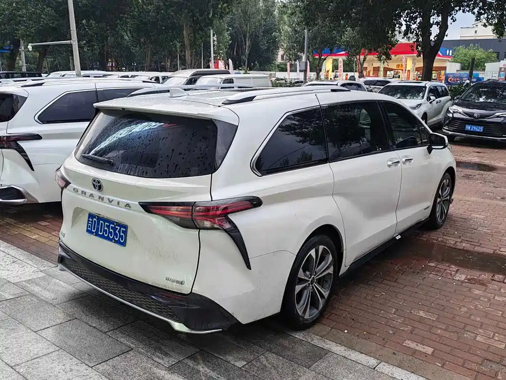 Toyota Granvia 2023