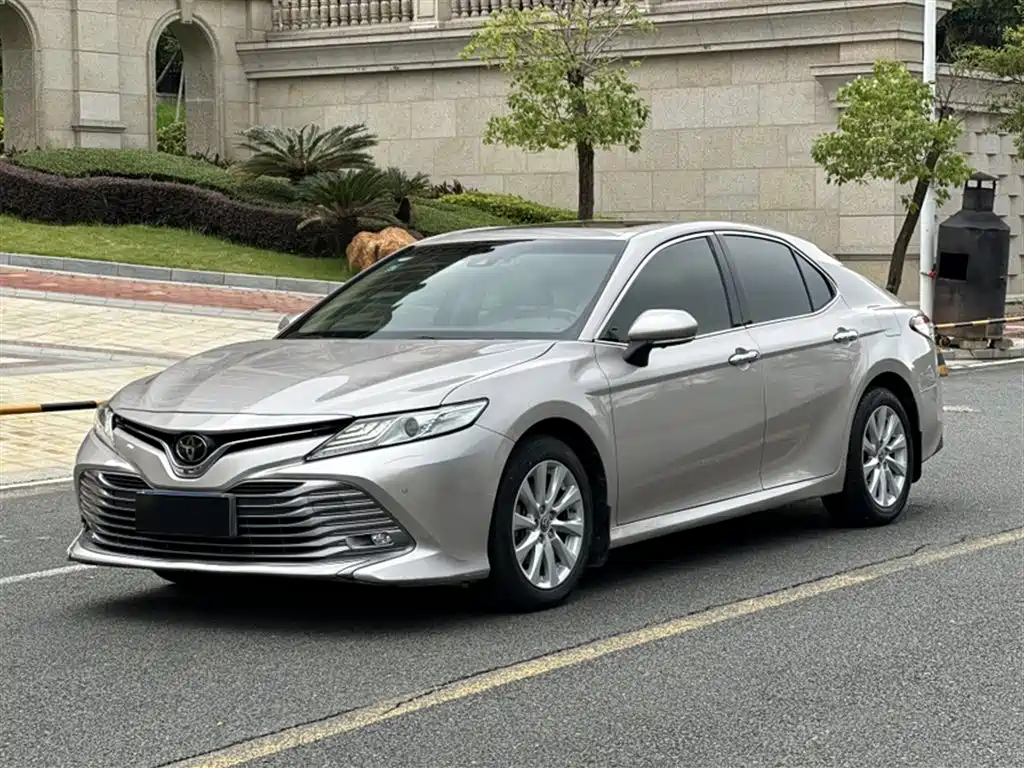 Toyota Camry 2018 — фото 1