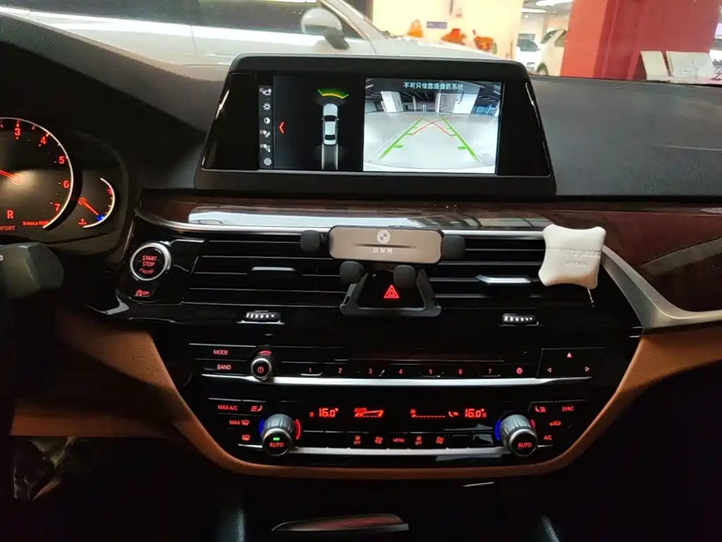 BMW 5 Series 2018 — фото 13