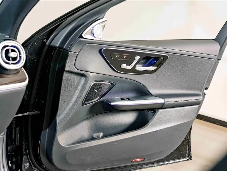 Mercedes-Benz C-Class 2025 — фото 16