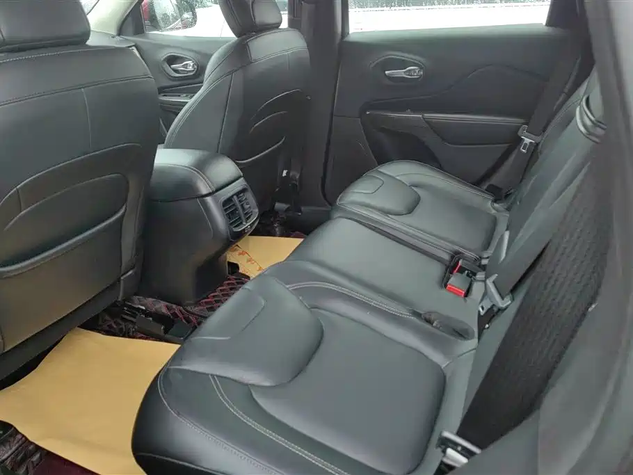 Jeep Cherokee 2016 — фото 11