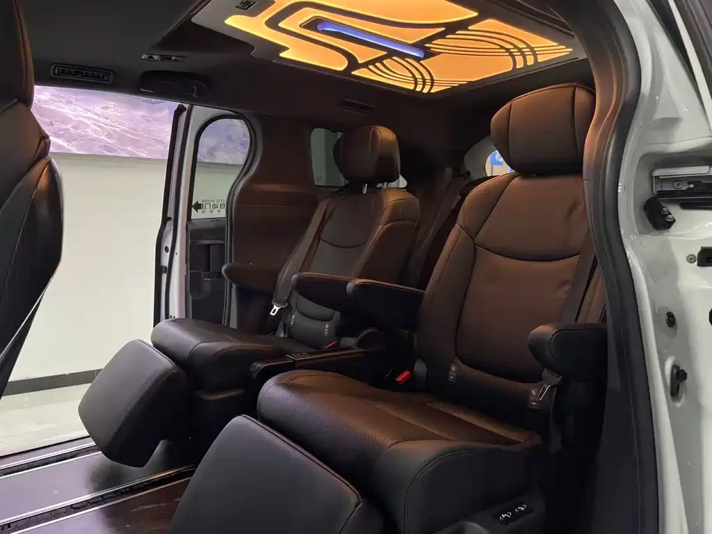 Toyota Sienna 2023 — фото 17