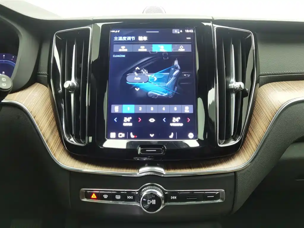 Volvo XC60 2022 — фото 12