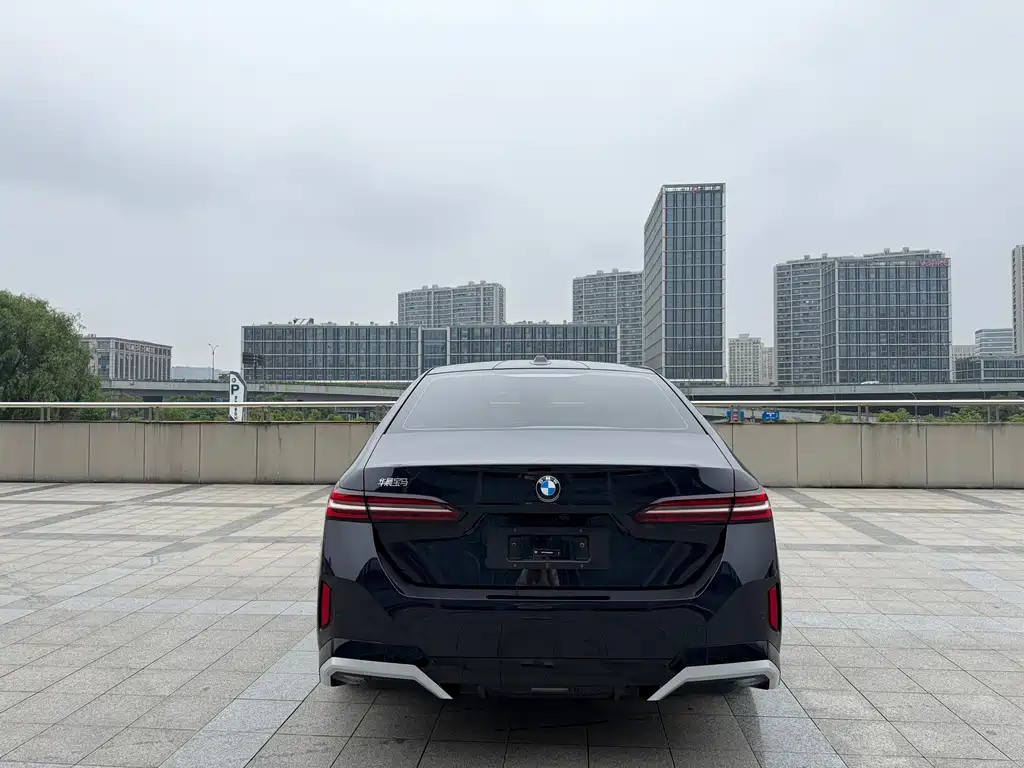 BMW 5 Series 2025 — фото 11