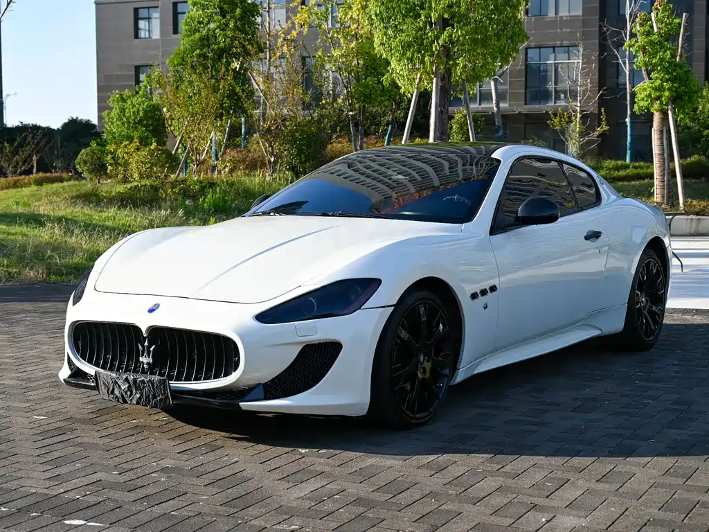 Maserati GranTurismo 2011 — фото 1