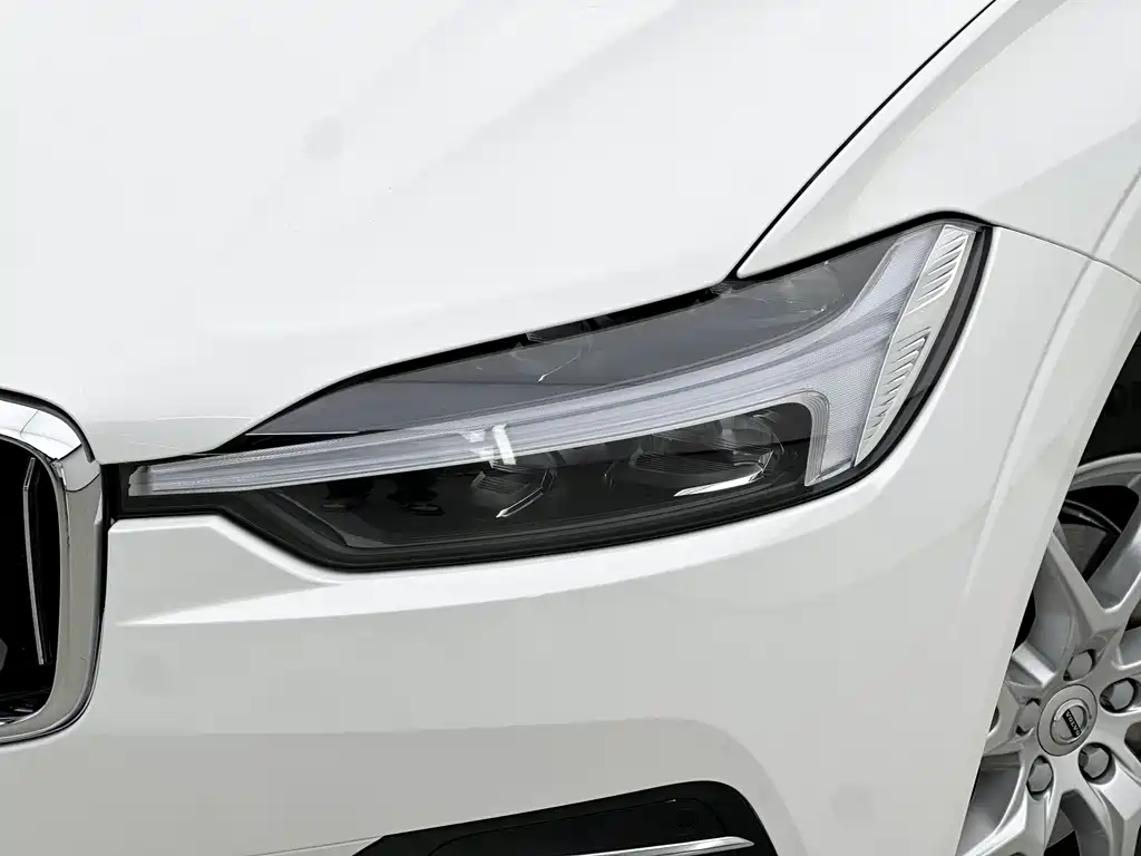 Volvo XC60 2021 — фото 12