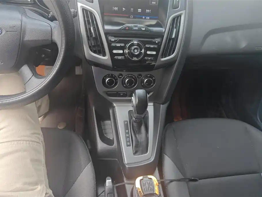 Ford Focus 2014 — фото 16