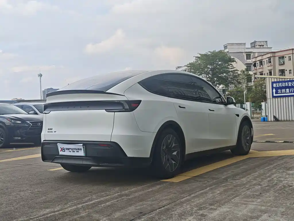 Tesla Model Y L 2025 — фото 18