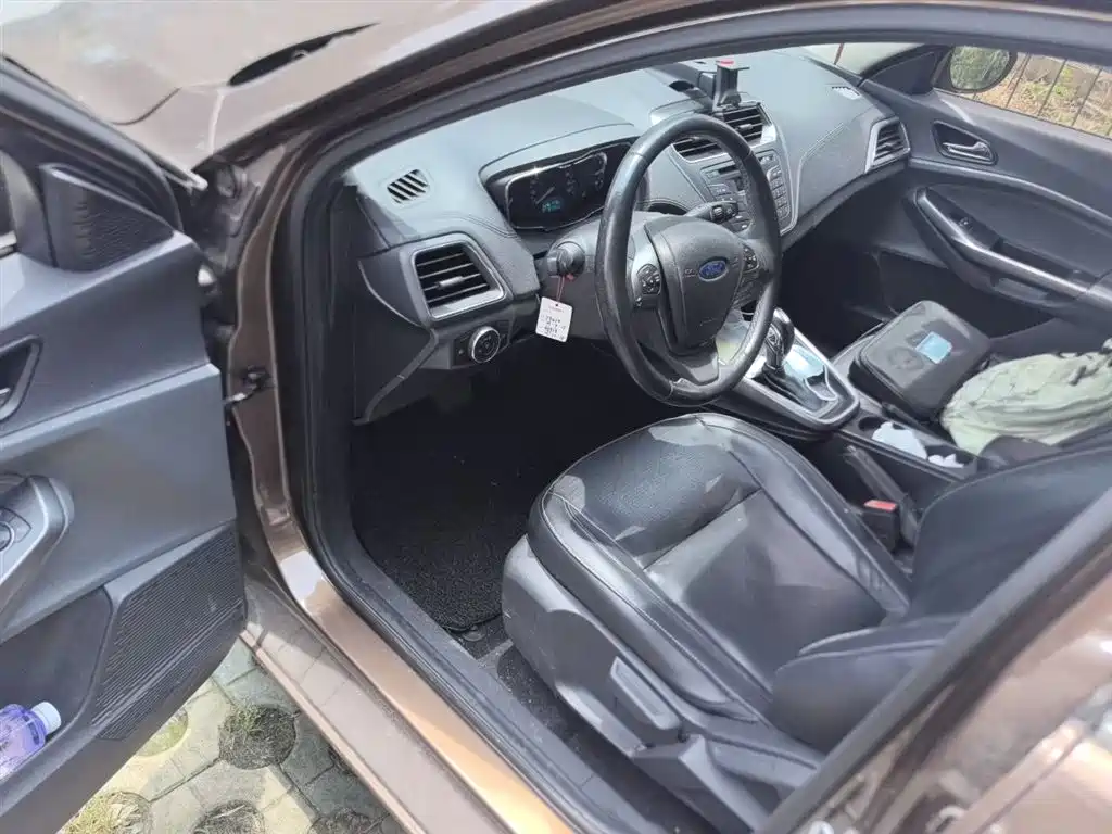 Ford Escort 2015 — фото 14