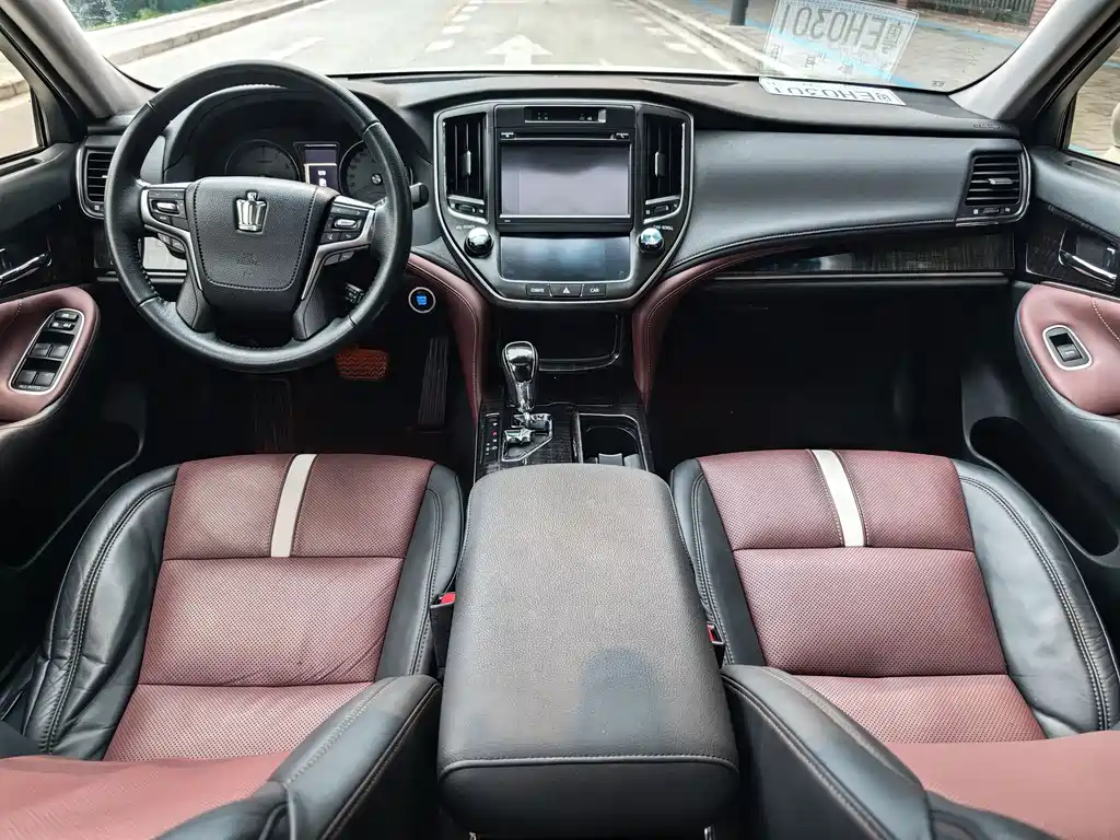Toyota Crown 2017 — фото 13