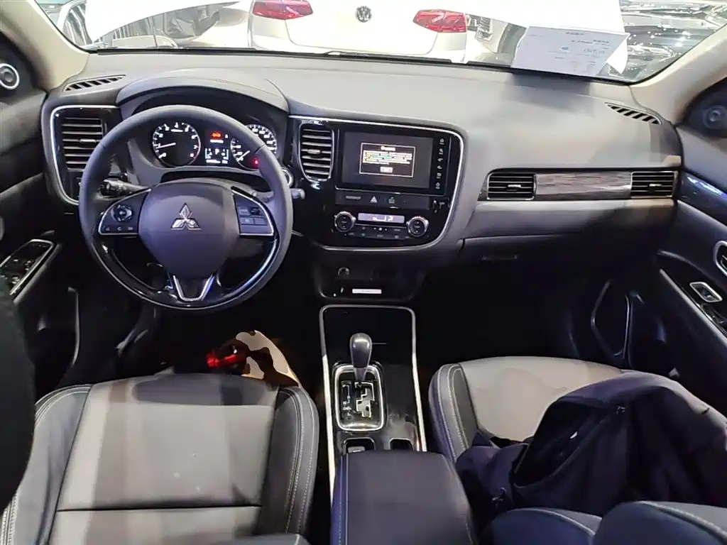 Mitsubishi Outlander 2020 — фото 10