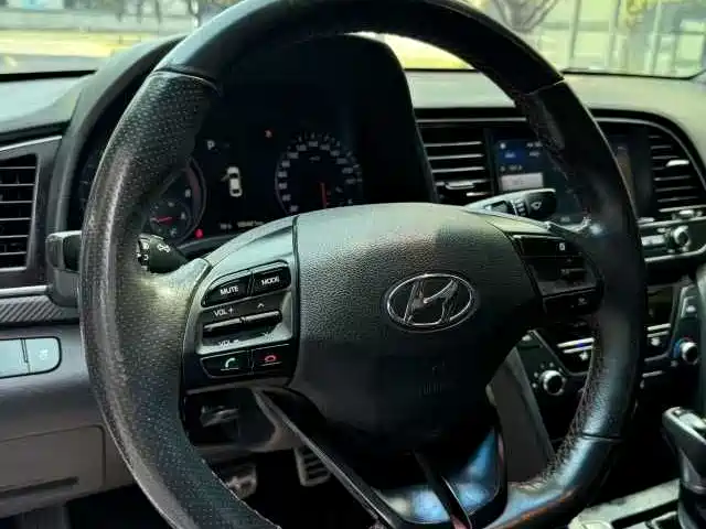 Hyundai Elantra 2018 — фото 10