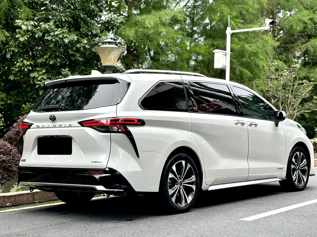 Toyota Granvia 2023 — фото 10