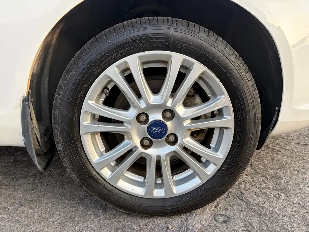 Ford Fiesta 2014 — фото 15