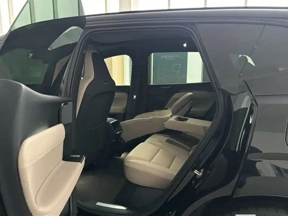 Volvo XC70 PHEV 2025