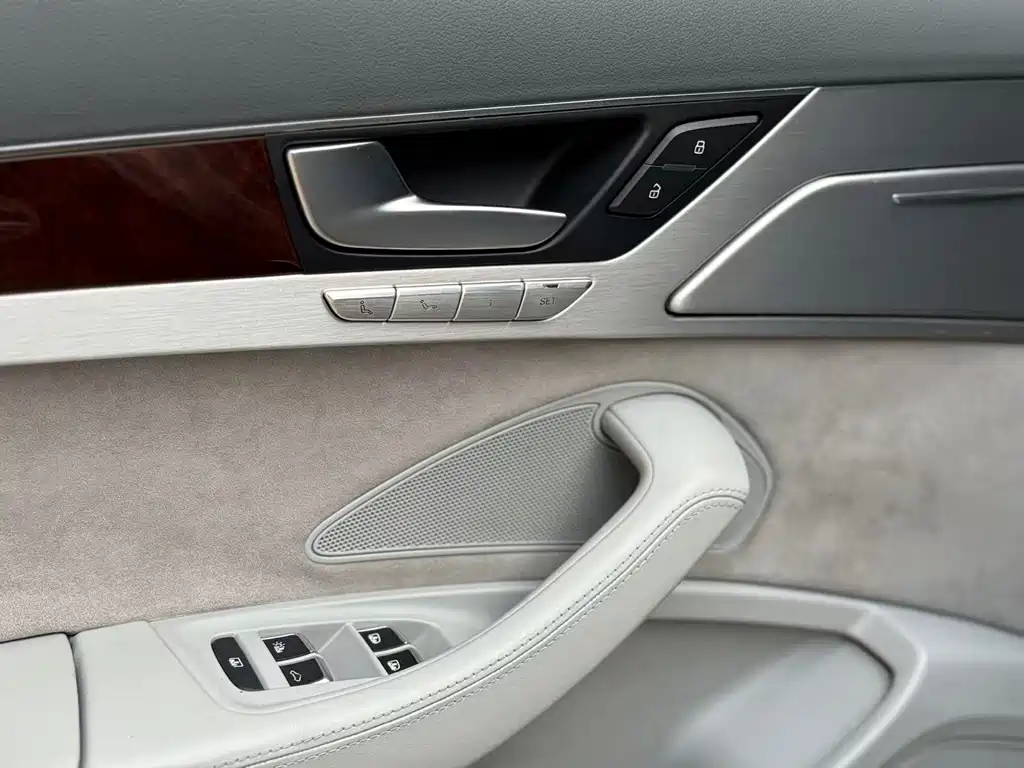 Audi A8 2012 — фото 24