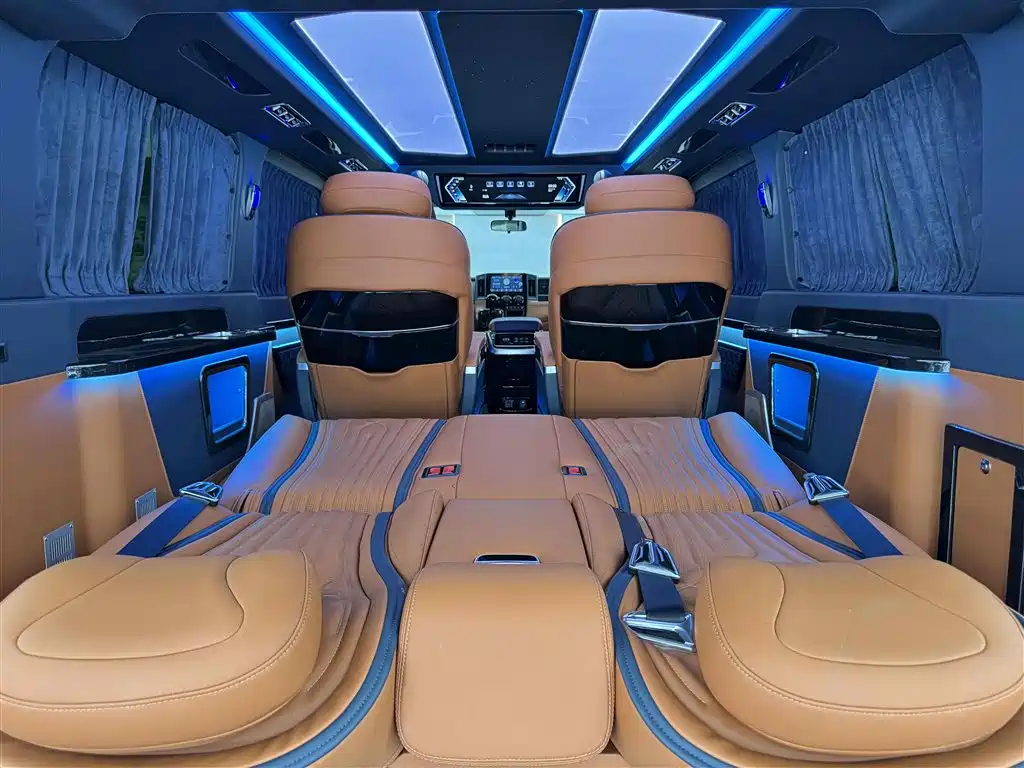 Toyota Hiace — фото 6