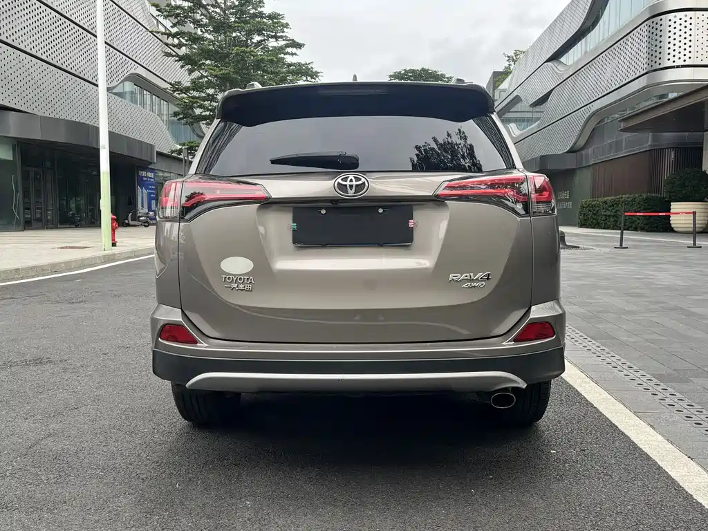 Toyota RAV4 2017 — фото 10