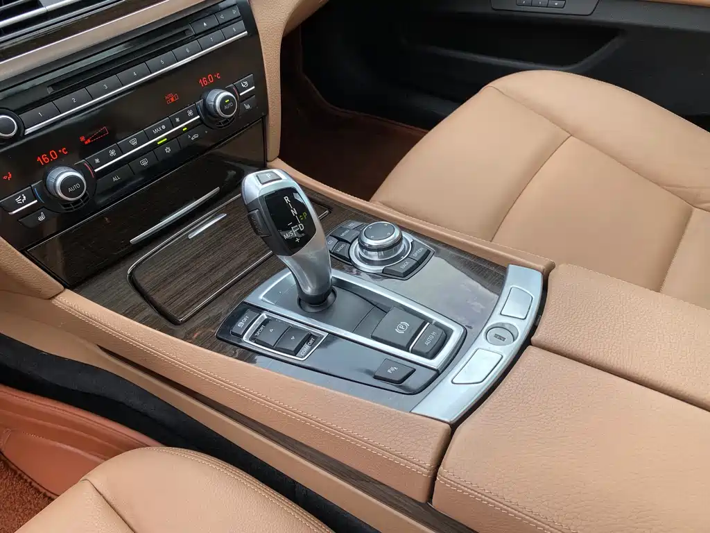 BMW 7 Series 2012 — фото 27