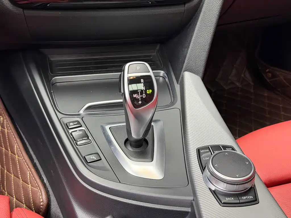 BMW 3 Series 2019 — фото 16