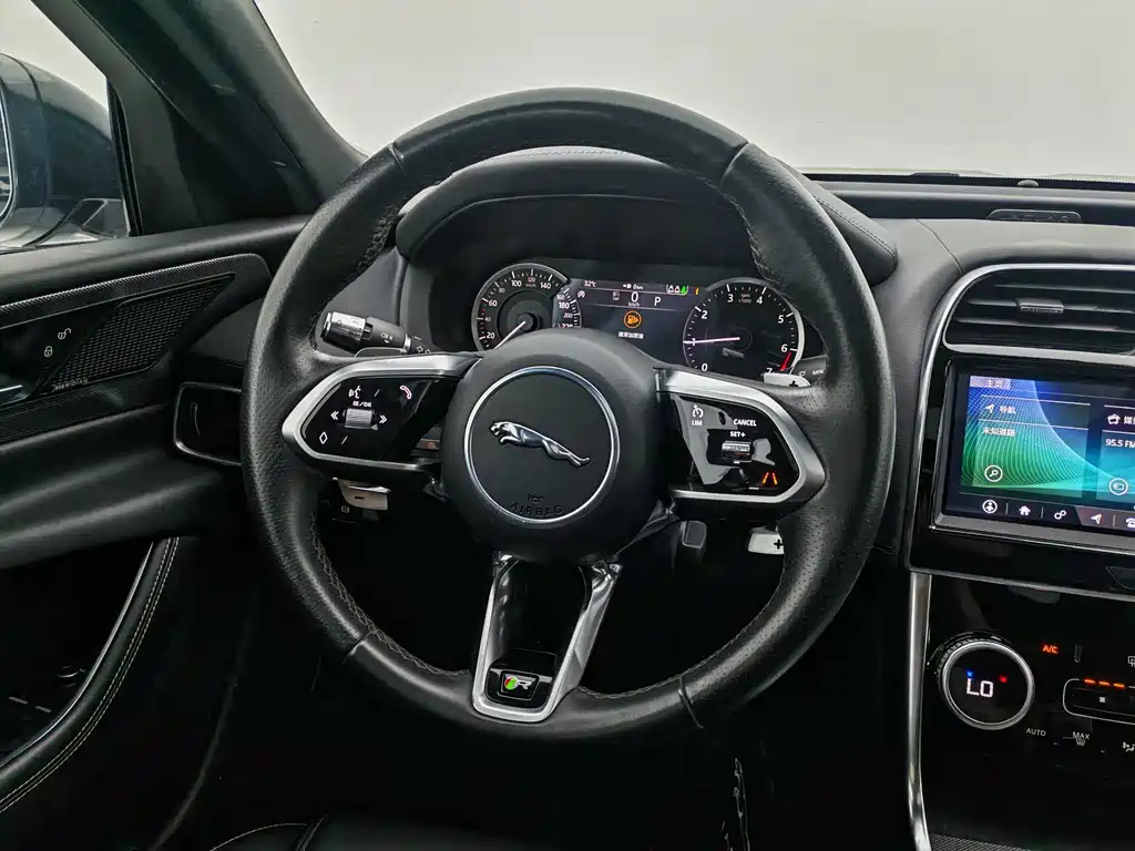 Jaguar XEL 2021 — фото 14