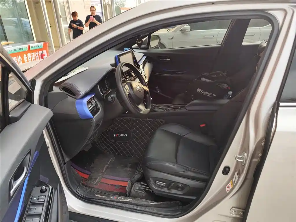 Toyota C-HR 2020 — фото 9