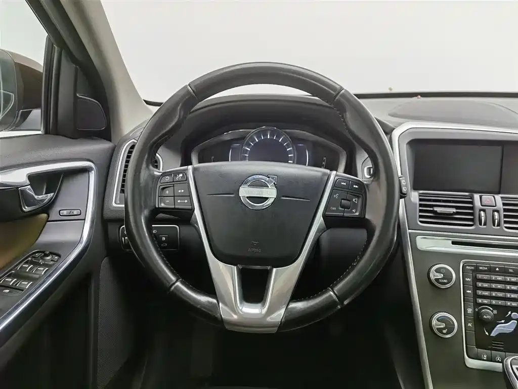 Volvo XC60 2016 — фото 11