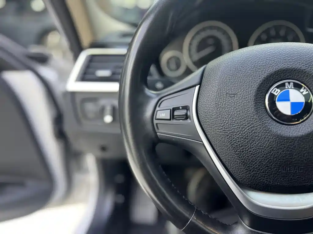 BMW 3 Series 2018 — фото 15