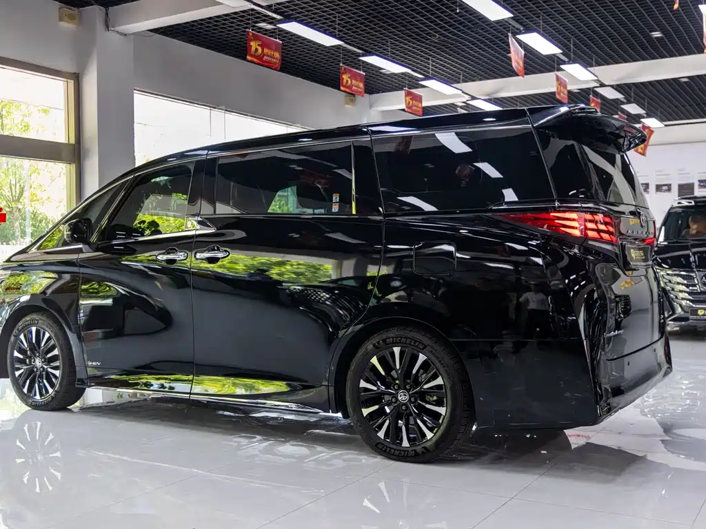 Toyota Alphard — фото 13