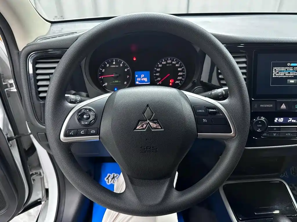 Mitsubishi Outlander 2023 — фото 13